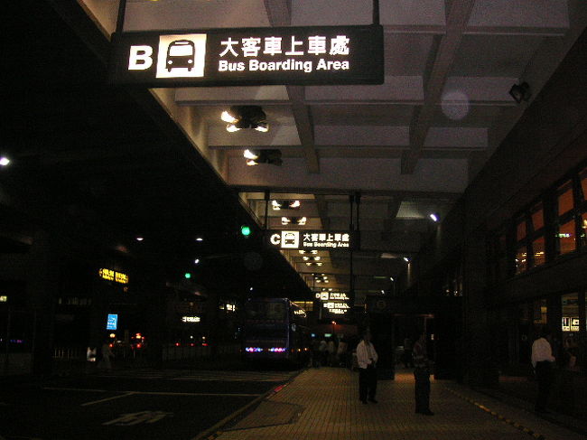 空港の外のバス乗り場。ここからツアーバスでホテルへ。