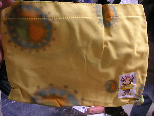 往復航空券狙いは見事にはずれ、二人してへんてこなバッグをゲット。