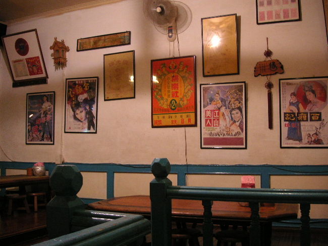 阿才的店の中はノスタルジックです。<br />ちゃぶ台の席もあってくつろげそう。