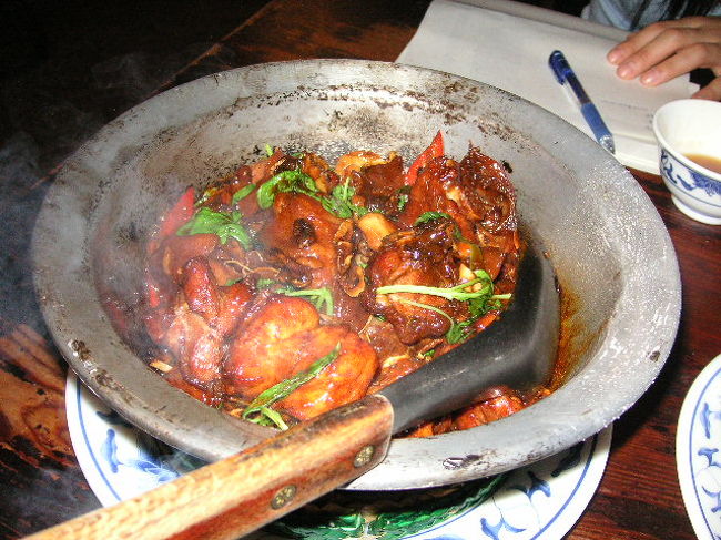 これは店の代表メニューのひとつ。鶏の鍋焼。<br />じゅうじゅういいながら出てきました。<br />骨付きチキンは身が締まっていて美味しかったー。<br />でも二人には量が多すぎました〜