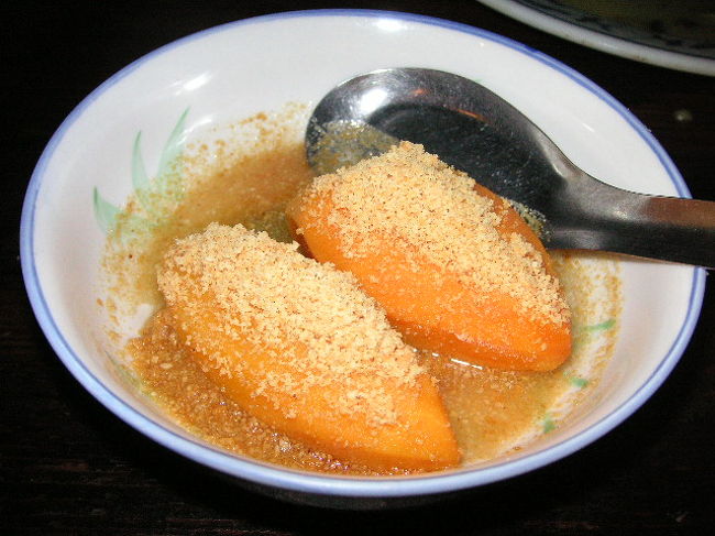 こちらはお店からのサービス。<br />さつま芋を甘く煮てあって上にごまがかかってます。<br />これが大ヒットなうまさ。