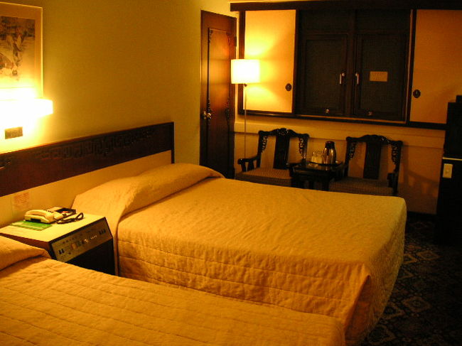 キリンホテルの室内。ダブルベッドだしシャワーの出もよくて大満足！スリッパやシャンプー、歯ブラシ、ドライヤーなどすべてそろっていました。いすもおしゃれだ〜。<br />