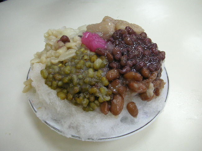 これが八寶氷です。<br />豆やら白玉が贅沢に乗っちゃってます。<br />甘すぎなくて美味しいよー。