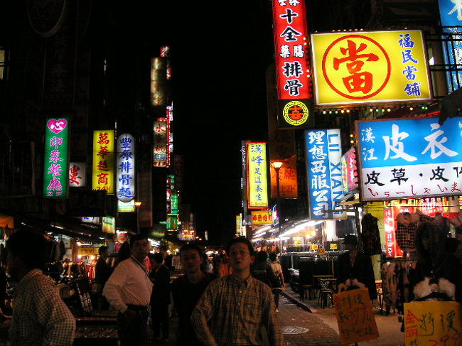 にぎわう夜市。