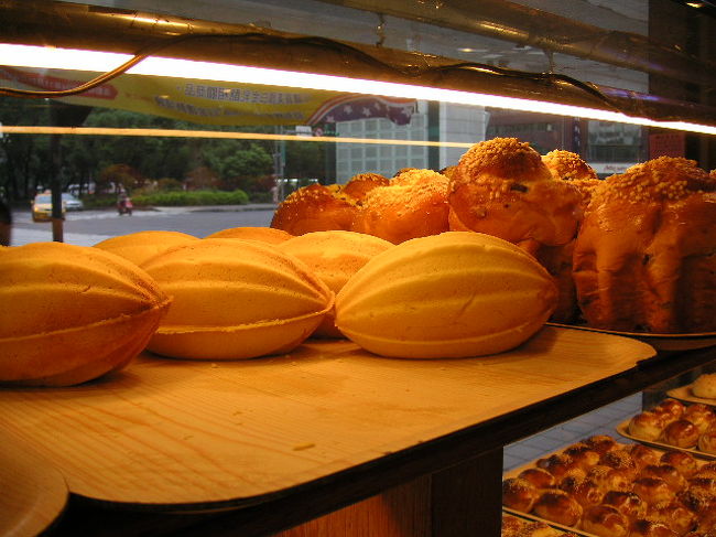 朝食後に立ち寄ったパン屋さんの「順成蛋糕」<br />台湾ではメロンパンが定番らしい。これはめずらしいラグビーボール型！<br />ここのパイナップルケーキも美味しいよ。<br />胡桃いりがオススメ！<br />