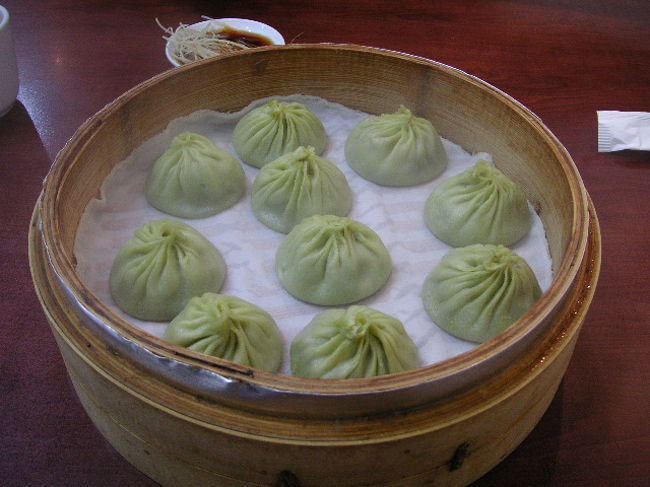 こちらが烏龍茶小龍包<br />皮が緑色です。