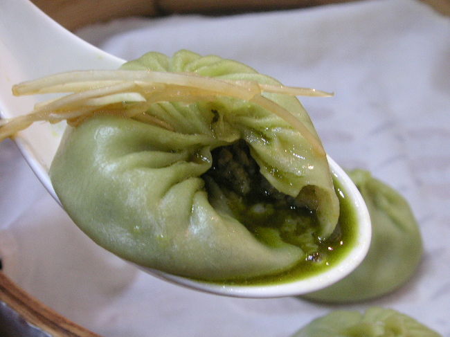 肉汁たっぷり〜。スープも緑色！<br />お茶のおかげでさっぱりしてます。