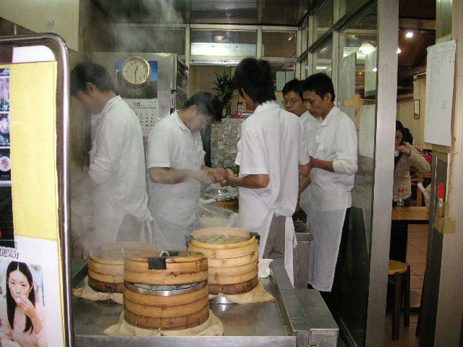 たくさんの人が点心を作っています。