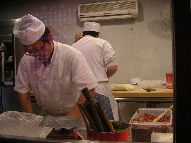 点心をつくる職人さん