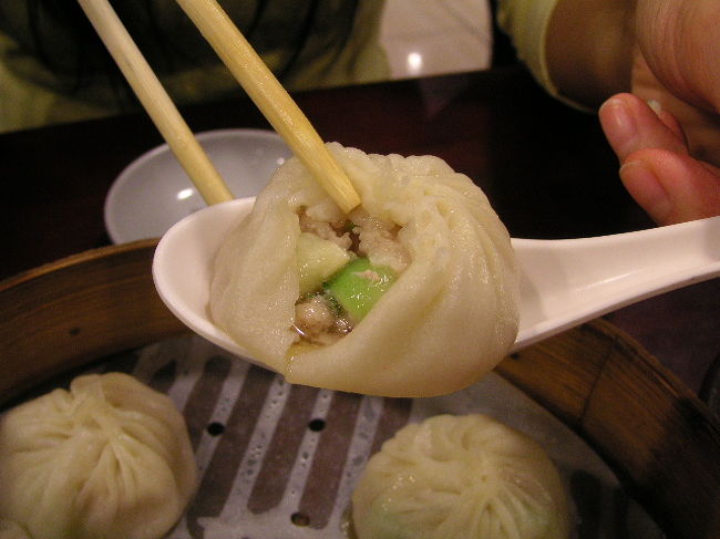 こちらがお店の名物、へちま入り小龍包。<br />絶品ですっ。