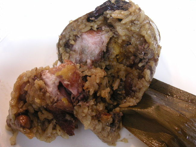 冷めても美味しい粽！中には豚の角煮や栗やからすみ（多分）などがごろごろ。これはほんとに美味しいです！