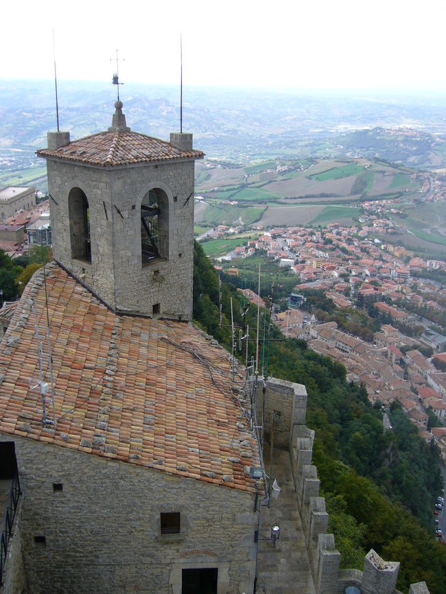 この街のシンボルで、共和国の国旗のモチーフに<br />なってい３つの要塞を訪れました。<br /><br />この写真は、３つの要塞のひとつ、<br />「ロッカ・グアイアタ」。<br /><br />塔からは、はるか彼方まで景色を一望できます。<br /><br />