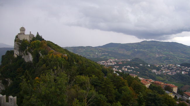 これは「ロッカ・グアイアタ」から見た「チェスタの塔」。<br /><br />当日の天候は、曇り。<br />ご覧のように、雲行きが急に怪しくなり、<br />にわか雨に襲われました。<br />