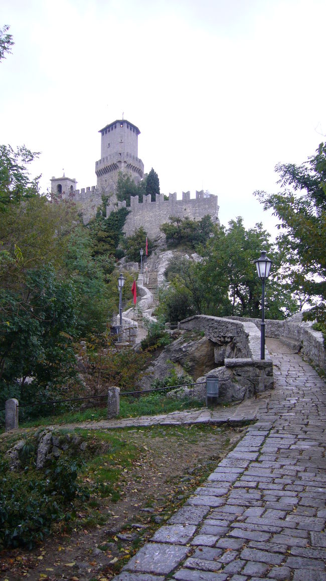 ３つの塔の間は、ちょっとしたトレッキングコース<br />になっています。<br /><br />この写真は「チェスタの塔」への登り口。<br /><br />