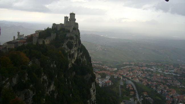 これは、「チェスタの塔」から見た「ロッカ・モンターレ」<br /><br />この後、さらに雨がひどくなり、<br />「ロッカ・モンターレ」へは行けず、断念....<br /><br />次回訪問時のお楽しみとしましょう。