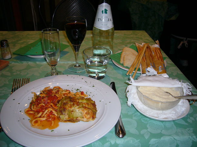 この日は、THREE TOWER MENUという<br />プリモ・ピアット、セコンドピアット、ドルチェ<br />の3皿で構成された定食をオーダーしました。<br /><br />３つの要塞にちなんだネーミングですね。<br /><br />MENUには、このほか、食前酒のスプモーニ、カナッペ（2種）、バゲット、グリッシーニ、グラスワイン（赤）、ミネラルウォーターがついて22€くらいでした。<br /><br />これは、プリモ・ピアット<br /><br />ほうれん草を折り込んだサーモンとチーズのラザニア、手打ちパスタのポモドーロソースかけ<br /><br />右にあるパルミジャーノレッジャーノをたっぷりかけて、食べました。<br />