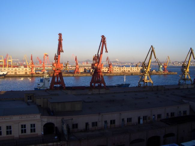 大連港に林立するクレーン