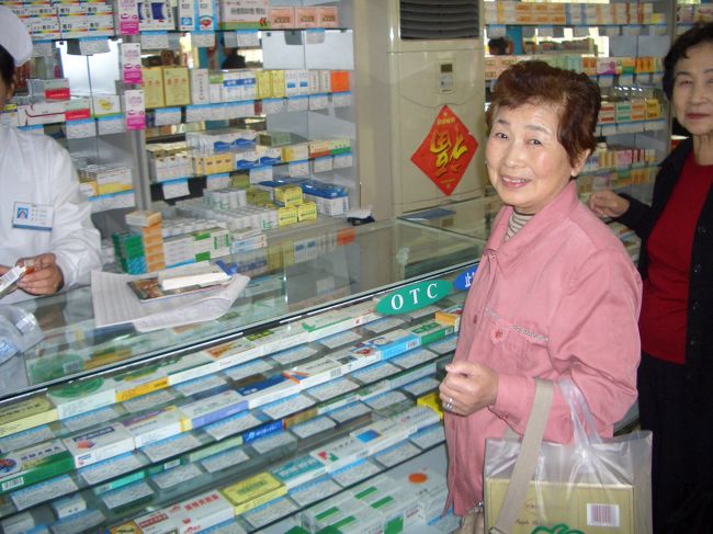 薬局の店頭で、２００ｍ2もある大きな綺麗な薬局で、対面販売方式、カウンターには、３ｍ間隔で白衣の店員が並んでいた。レジでお金を払い領収証の半券を渡して、商品を貰うシステム