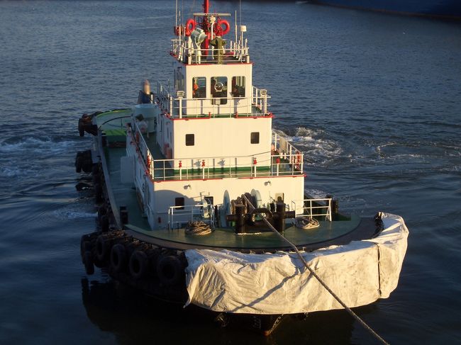 出港の準備をするタグボート、<br />乗客数：<br />?　米国　７８６　　　?　カナダ　２８３　　　　　　?　日本　２５２　　　?　英国　　１６４　<br />?　オーストラリヤ　１６２　　?　香港　１４８<br />?　マレーシア　１３５　　?　ブラジル　１２６<br />?　トルコ　　９６　　　　?　ルクセンブルグ　　３６<br />３２ケ国　　　合計　総数　２３７６名　　