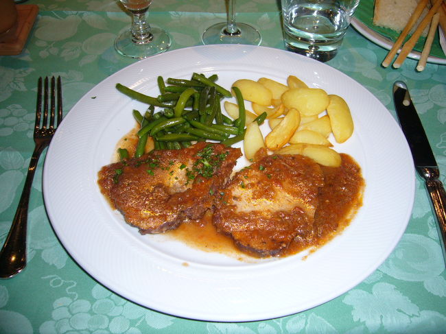 ２皿目のセコンド・ピアット<br /> （豚肉のソテー、インゲンのバターソテー、<br /> 　フライドポテト添え）
