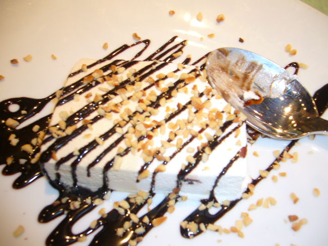 最後は、ドルチェ<br /><br />チョコレートとバニラアイスクリーム<br /><br />アイスの真ん中に、なんと、板チョコが！！