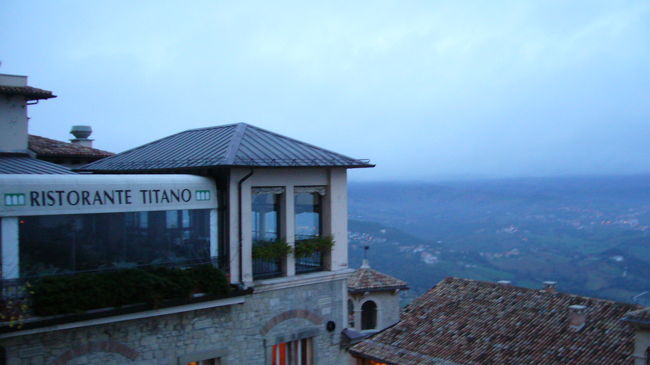 レストランの外観はこんな感じ。<br /><br />ご覧のように、夜景を見るのに、最高の<br />場所にありました。<br /><br />ホテルのホームページは<br />http://www.hoteltitano.com<br /><br />