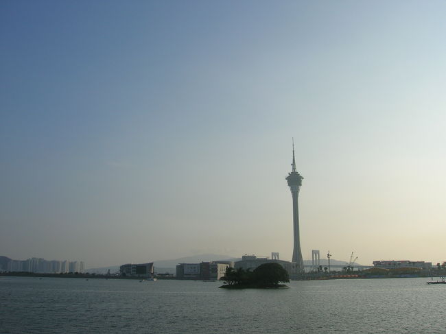 マカオに来ました。　マカオは毎日平均６万人観光客が訪れ、月収１０００億円の収入があり、この小さな島が、日本のトヨタの収入と変わらない。。ここの島民は毎年１００億円程度の還元を受けるらしい、、。<br />いいなぁ〜(^^ゞ。。<br />この活況をみて、アメリカのﾗｽﾍﾞｶﾞｽのカジノが大挙して数年後オープンする。<br />マカオは数年後大発展します。<br />又北朝鮮に飛行機でいける空港があり、面白い国ですね