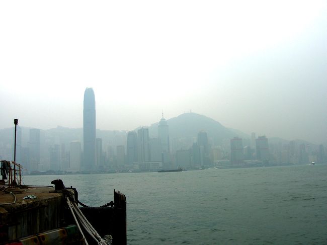 マカオから、霧にけむる香港です。<br />昔は、こんなことはなかったそうですが、<br />中国の発展と共に、霧が夕方になると出るそうです。