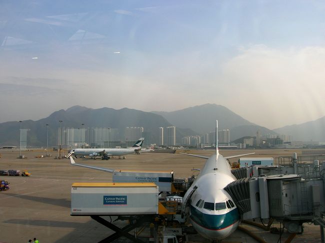 ランタオ島にできた香港空港、綺麗でした。　向こうに見える高層マンションは香港の経済力を感じさせます。　香港で一番高いマンションは５５０?が２３億だそうです、、、なぬっ〜〜日本より数段高いではないか？？？？。　東京より上？？？？、、なんか間違ってるような？？？