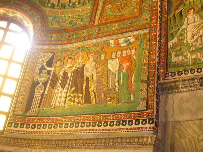 サン・ヴィターレ教会内部、モザイク装飾<br />「テオドラ妃と随臣・侍女達の図」です。<br /><br />外観の質素さに比べ、陽光をバックに光り輝く<br />モザイク！！<br /><br />ステンドグラス装飾とは違った、すばらしさでした。