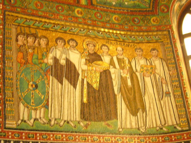 同じく、サン・ヴィターレ教会内部、<br />「ユスティニアヌス帝が宮廷人を従えた図」です。<br /><br />モザイク装飾の豪華さに、ただただ感動！！<br />でした。<br />