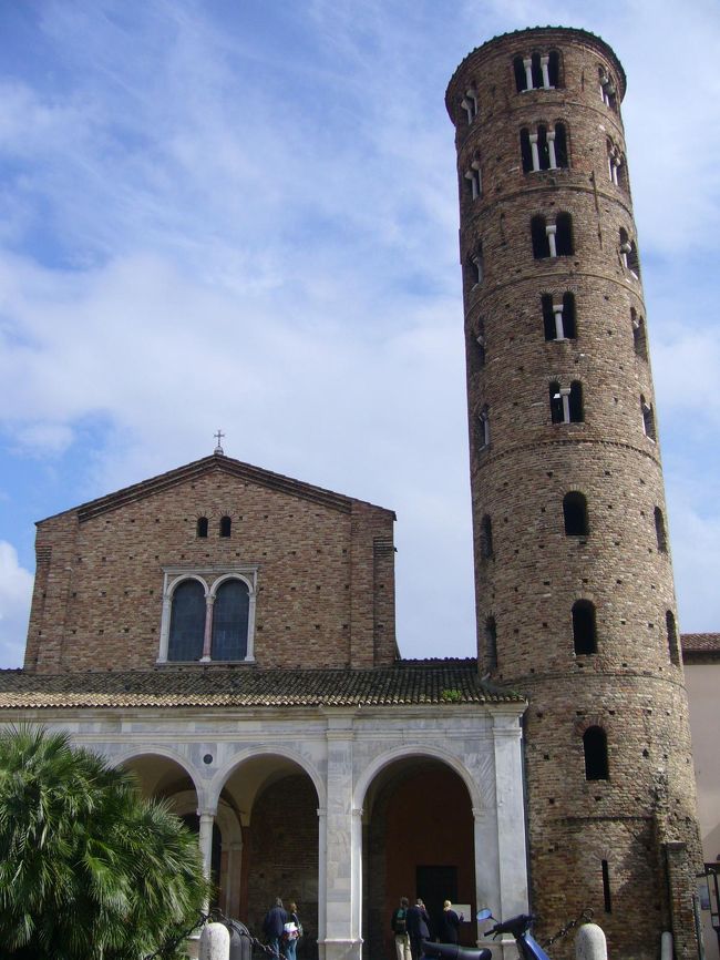 サンタポッリナーレ・ヌオーヴォ聖堂です。<br /><br />外観はいたって、質素。<br /><br />