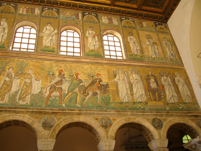 これは、聖堂内部の左壁面のモザイク、<br /><br />「東方の三賢王と22人の聖女達が聖母子に貢物を捧げる図」の一部分です。<br /><br />壁一面にモザイクがあり、<br />全体をカメラに収めることは不可能でした。<br /><br />