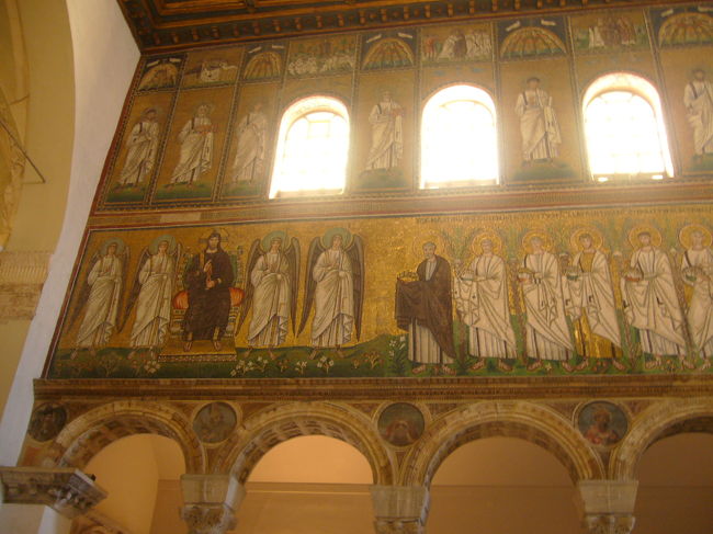 同じく、聖堂内部、右壁面のモザイク、<br />「貢物を手にした26人の殉教者が、テオドリック王の宮殿からキリストのもとに向かう図」です。<br /><br />陽光に光り輝く金色のモザイク！！<br /><br />ラヴェンナを訪れる機会があれば、この聖堂もお勧めです。