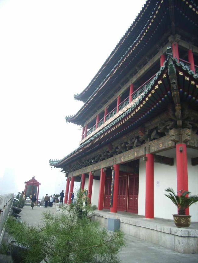 　空港からシャトルバスで市街地へ。バス案内所もすぐに見つかったし、こちらが中国語を理解できないとわかるとすぐ英語に切り替えて話してくれた。さすが世界有数の観光都市、旅行者にもわかりやすい。<br />　まず街へ出た。西安の街の中心にある鐘楼（zhong lou　ちゃんるぅ）。いまでも時おり鐘の音が響く。地下入口から入り20元払って登ってみた。