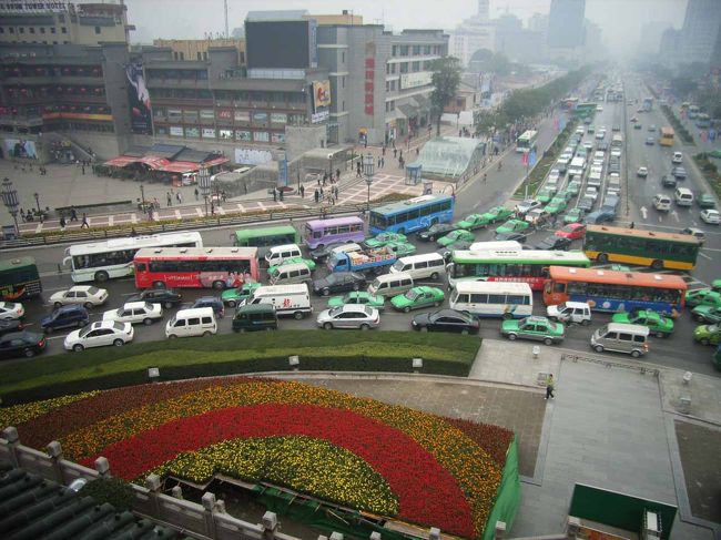 　　初めて見る西安の街。大都会だ。建物ひとつひとつが大きい。交通量が多い。バスは広告付きで色とりどり。渋滞している。道はまっすぐで遠くまで良く見える。