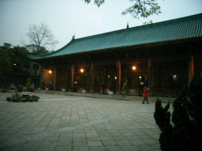 　静かになった夕暮れの境内にひとりたたずんでいると、ここは「祈りの場所だ」という想いが感じられた。私はイスラムのことはわからないが、ここは異国の地で自分の信じる神に祈りを捧げた人たちの想いがこめられた場所なのだ。何世紀も前からずっと。