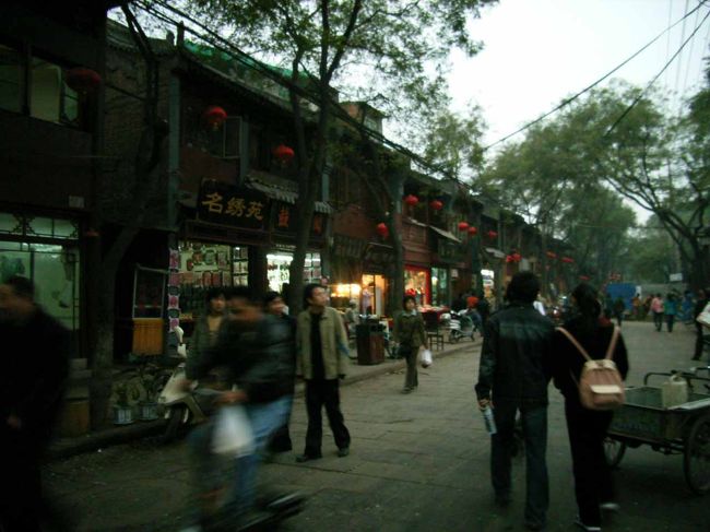 　清真大寺へ通じる参道にはイスラムの人々の商店が立ち並ぶ。北院門街と化覚巷。食品、日用品から土産物、ガラクタまがいの骨董品などたくさん売っている。見ていて楽しい。