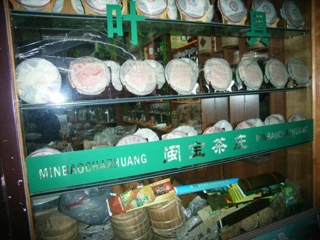 　物の価値を判断できないと、良いものを安く買うことはできない。ラベルと定価がないと価値がわからないなんて、いままでの私は物そのものを見てなかったんだなあ。<br />　安物をいろいろ買ってみよう。自分で価値が判断できそうなものを。どんなものを売っていて、いくらで買えるのか。どのくらい値切れるものなのか。片言の中国語で話すのと英語で話すのでは、やはり値段が違うのか。良いものを買おうなんて思わない、失敗したっていい、そう思ったら買い物が楽しくなってきた。<br />　写真はお茶屋さん。塊になったお茶を売っている。