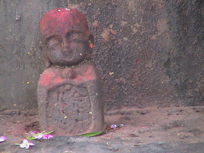 はい地蔵菩薩像ですね。<br />ちょっとまってインド仏教に地蔵様はあったっけ？<br />たしか地蔵信仰は日本独自のものですよねえ<br />仏像に刻んである文字も感じだよね。<br />