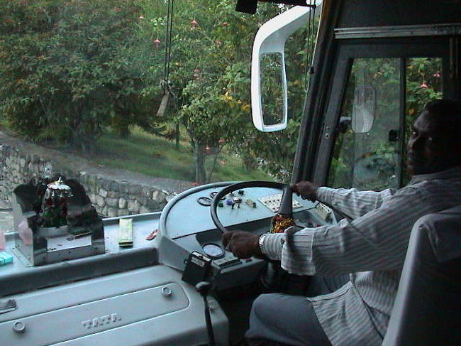 突然ですがバスの写真です。<br />バスの運転手さんがオーナーです。<br />このバスはTata社（インド）の新車<br />でもなんだかとてもふるめかしい<br />インドの車ってめちゃふるめかしいのです<br />