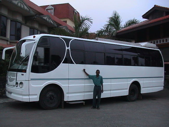 運転席はふるめかしかたったけど<br />どうです？このデザイン<br />なかなかいかしてるでしょう？<br />パタン博物館のウルトラマンの<br />お釈迦様を連想させるんだなあ