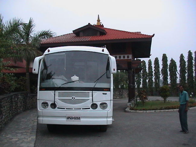 前からみたところ。<br />これはたいしたことないですね。<br />ところでバックの建物はどこだと思います？<br />ルンビニ「法華クラブ」というホテルなんです。<br />そういわずとしれた日系のホテルです。<br />当日はこちらで昼食を食べました。<br />ルンビニでは高級なホテルのようでした