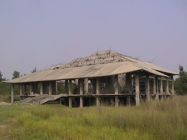 ルンビニに建築されている<br />各国の寺院は他に紹介されているので<br />ここには<br />あちらにでてきていないものを<br />張ります。<br />これは建築途中で放棄された<br />寺院ですが、<br />建築元はなんと日本なんですね。<br />世界の聖地、ルンビニに立てられている<br />から権威あるところがやっているのかと<br />思ったらけっこうマイナーなところが<br />やられていたようでした。