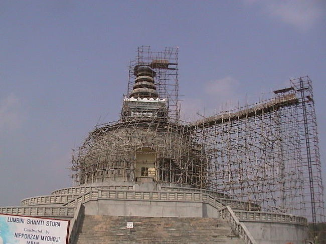 でもってもう一枚<br />こちらも建築中のスツーパですが<br />こちらもなんと日本が立てているものです。<br />こちら「日本山妙法寺」という宗教法人が<br />たてていましたが、<br />こちらは無事に完成して２００１年１１月３日<br />に落慶法要をおこなっているようです。<br /><br />