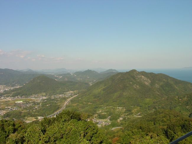 大島に入りました。吉海町、宮窪町をドライブし、かつての村上水軍の本拠地だった能島城跡を見ました。小さな島です。それから亀老山（きろうさん）展望台へ。映画のロケ地としても有名です。写真は尾道方面。瀬戸の島々のず〜っと向こうに本州が見えました。<br />１８０度向きをかえると、来島海峡大橋が見えるのですが、あまりに綺麗な景色でシャッターを切るのをすっかり忘れてしまいました。想像してください・・・来島大橋、波方、今治市街、そのはるか彼方に石鎚連峰までくっきり見えました。