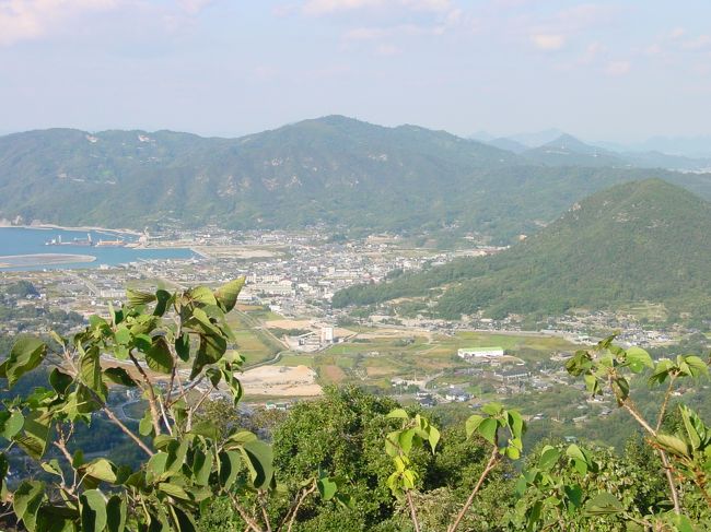 ちょっと角度を変えて、眼下に広がるのは吉海町の町並み。綺麗なバラ園があり有名です。以前５月頃に行ったことがあるのですが、バラの香りが立ち込めてやさしい気分になりました。今回はここから眺めただけ。<br />ご主人が展望台のベンチに座り、暫く趣味のスケッチをされていました。日差しも穏やかで、実にいいひと時を過ごしました。