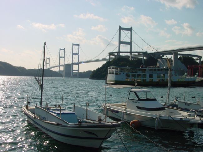 下田水（しただみ）港へ降りてきました。道の駅「よしうみいきいき館」が隣接しています。今回はちょっと休憩しただけでしたが、ここではとれたての新鮮な魚介類をバーベキューして楽しむことができます（レストランもあり）。<br />以前食べたことがあります。サザエの壷焼きや瀬戸貝、ホゴもおいしかったです。鯛めしや味噌汁もオーダーできるし、お野菜なら（肉、魚以外）家から持ってきて焼いてもいいそうです。<br />