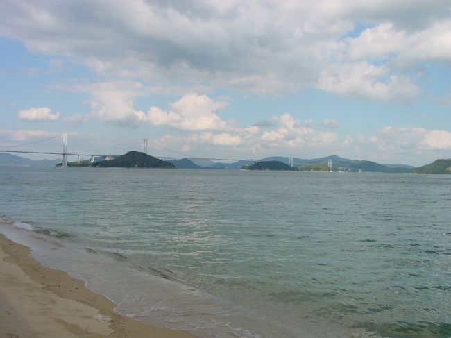 今治側の海岸から来島海峡を眺めました。来島海峡大橋（世界初三連吊橋）を目前に眺めるなら、サンライズ糸山というサイクリングターミナルがおススメです。大橋は勿論、来島海峡の急流も見ることができました。<br />それから、私達は大橋を車で渡りました。高速なのに車道の左側には歩道があり（安全は確保されています）歩くこともできます。サイクリング、原付もOK！なんです。大島まで４キロほどです。いつか歩いてみよう！と思っています。