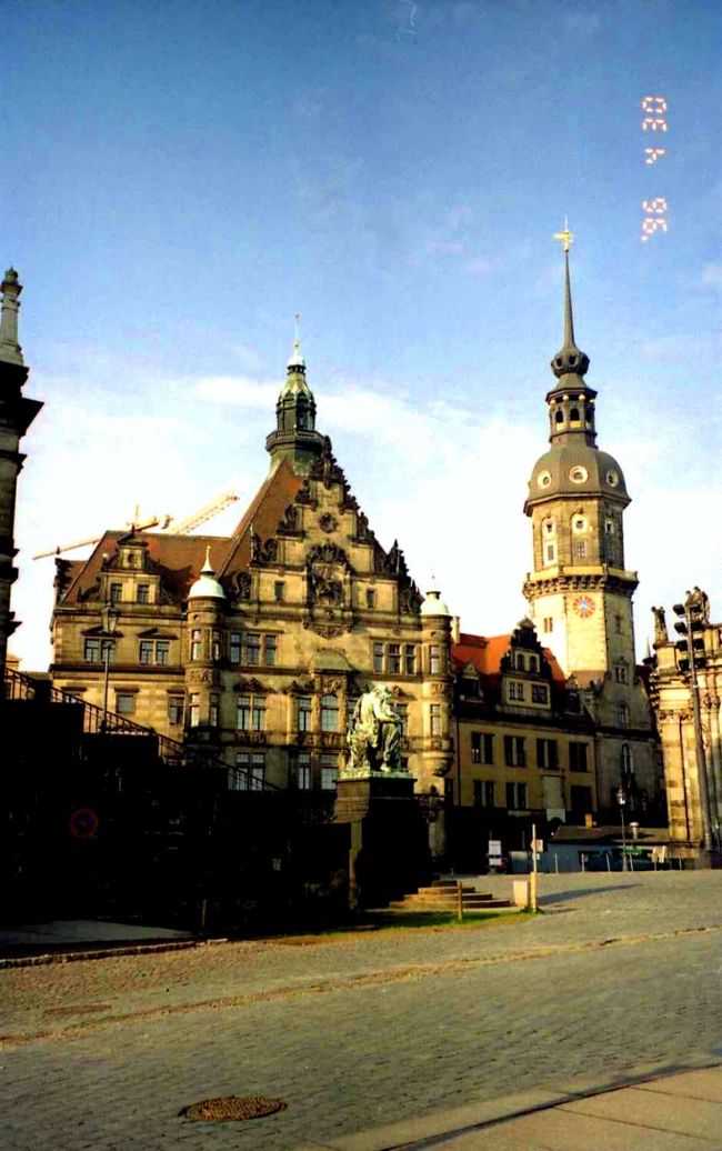 ドレスデン城<br />この日は快晴に恵まれて最高の写真が撮れました。<br /><br />【City-Herberge】ホテル<br />旧市街中心部にある安宿。<br />&#12320; Lingnerallee 3 <br />〒01069 Dresden<br />&#9742; (0351) 4859900<br />Fax (0351) 4859901<br />&#9993; info@city-herberge.de<br />(シャワー･トイレ共同)<br />シングル38ユーロ<br />2人部屋1人使用時43ユーロ<br />2人部屋56ユーロ<br />(シャワートイレ付き)<br />2人部屋1人使用時52ユーロ<br />2人部屋74ユーロ<br />http://www.city-herberge.de/english/accommodation/rooms.php<br />*予約ページです<br />http://city-herberge.de/english/reservation/reservation.php<br />*行き方<br />ドレスデン中央駅からはトラム3番か7番で<br />ドレスデン北駅からはトラム3番で行けます<br />*路線図の入った地図　http://www.stadtplandienst.de/<br />↑のアドレスの左側の地図をクリック後出てきたページの<br />『PLZ』へ 01069 を、『Ort』の空欄に Dresden を、<br />右隣の大きな空欄に　Lingnerallee 3 を入力後 ＧＯボタンを押してください＾＾<br />拡大していくと路線番号とラインが出てきます。<br />*ドレスデンの公共交通機関DVBは↓に書いてあります<br />http://4travel.jp/traveler/shinesuni/album/10034139/